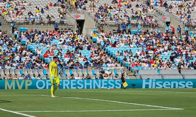 开云官方网 - 西亚卡姆回归赛场，惊险取胜首场状态亮眼，切尔西观众沸腾！